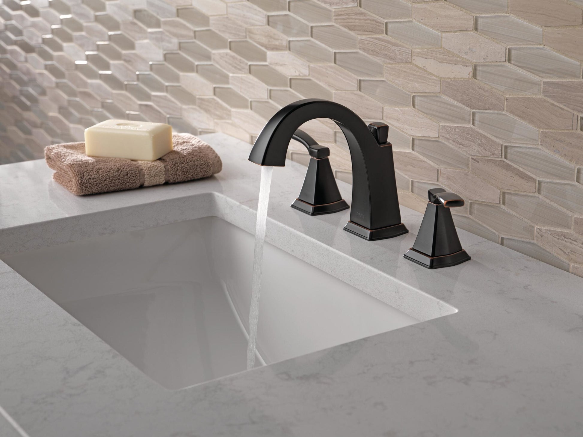 Delta Flynn Oil Rubbed Bronze Widespread 2-handle WaterSense Mid-arc Residential Handle Bathroom Sink Faucet with Drain