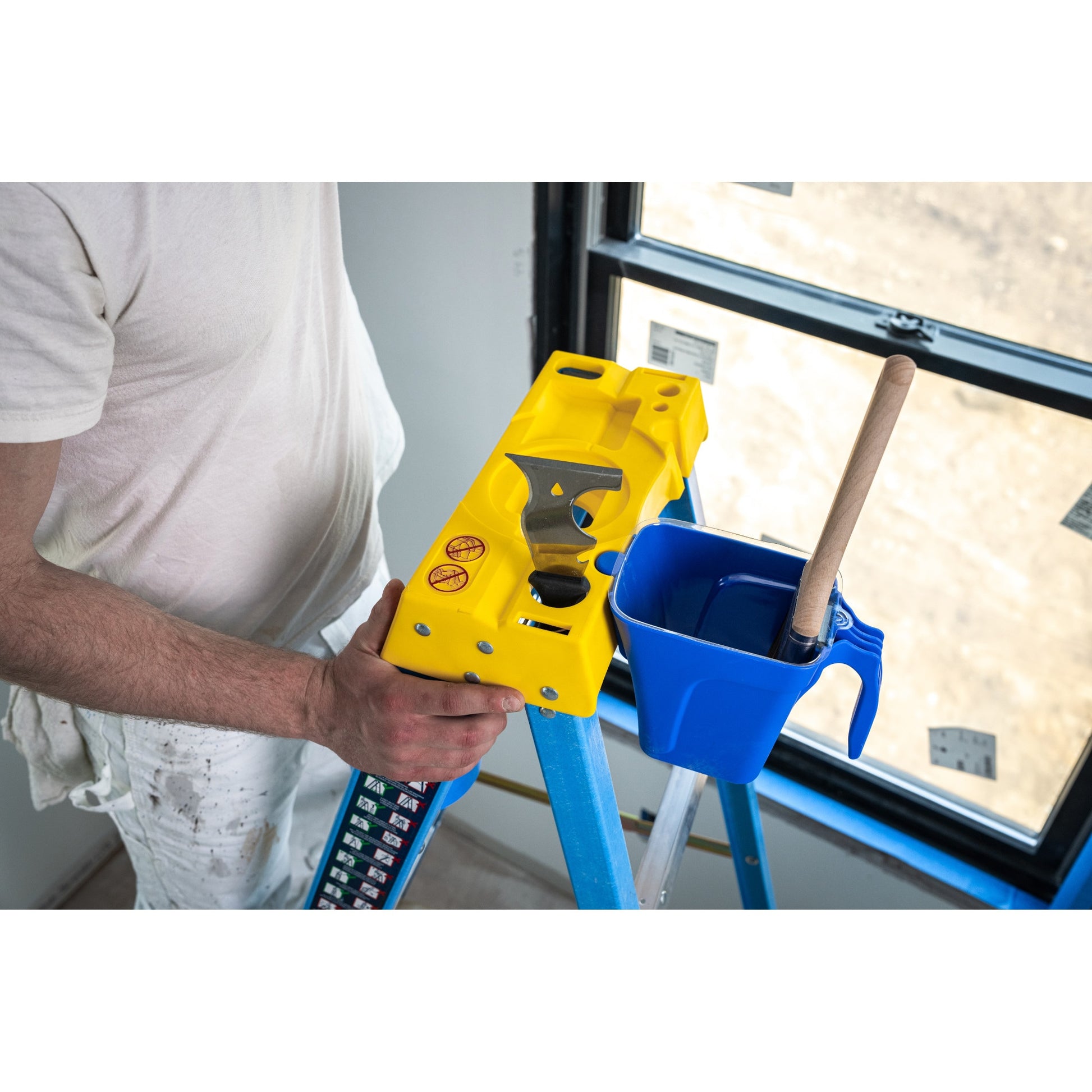 Werner FS100 4-ft ( 8-ft Reach Height ) Fiberglass Type 1 - 250 lbs. Load Capacity Step ladder