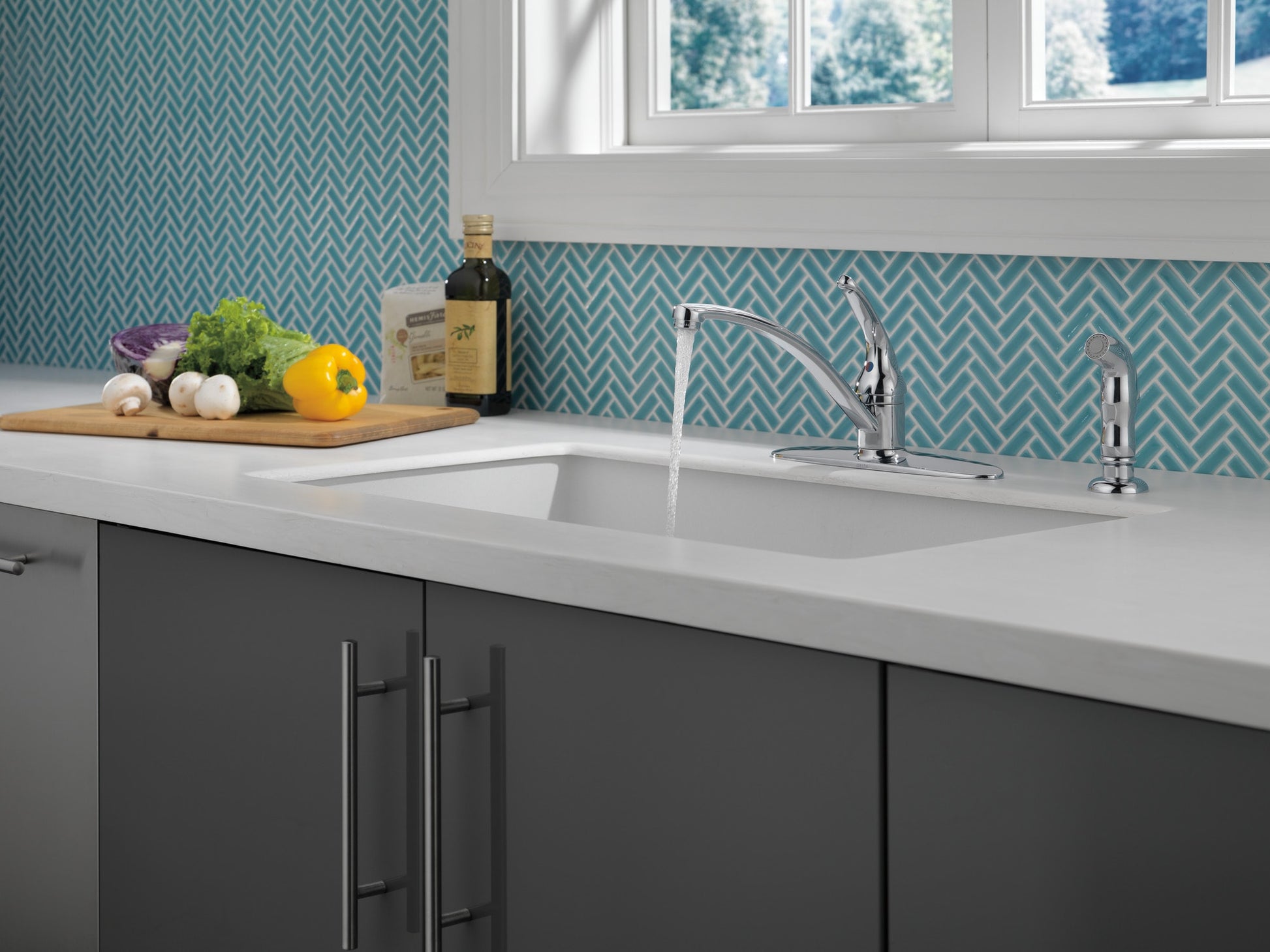 Delta Foundations Stainless Steel Single Handle Deck-mount Kitchen Faucet (Includes Deck Plate) (Includes Side Sprayer)