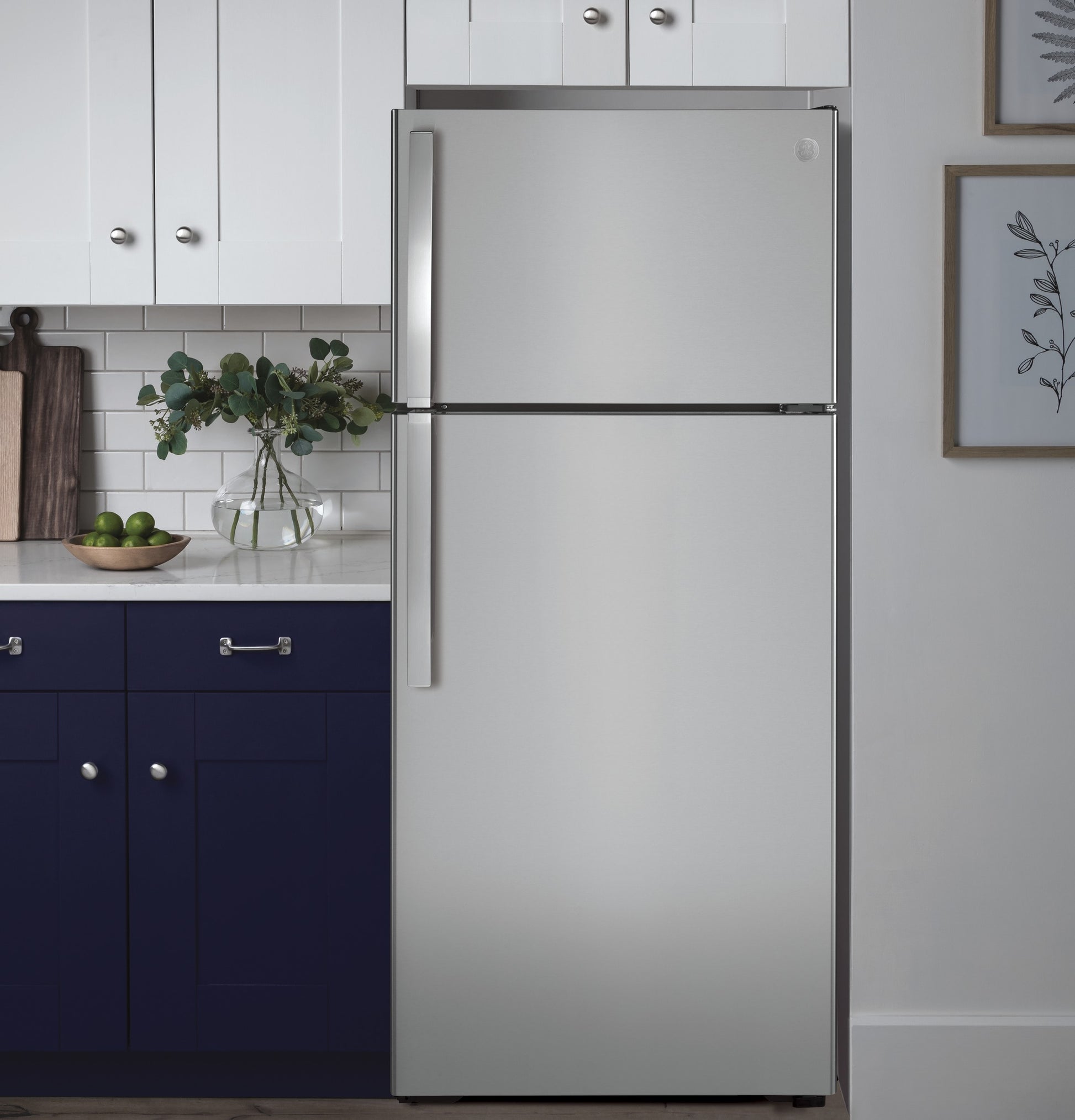 GE 17.5-cu ft Standard-Depth 28-in Wide Top-Freezer Refrigerator ( Fingerprint Resistant Stainless Steel )