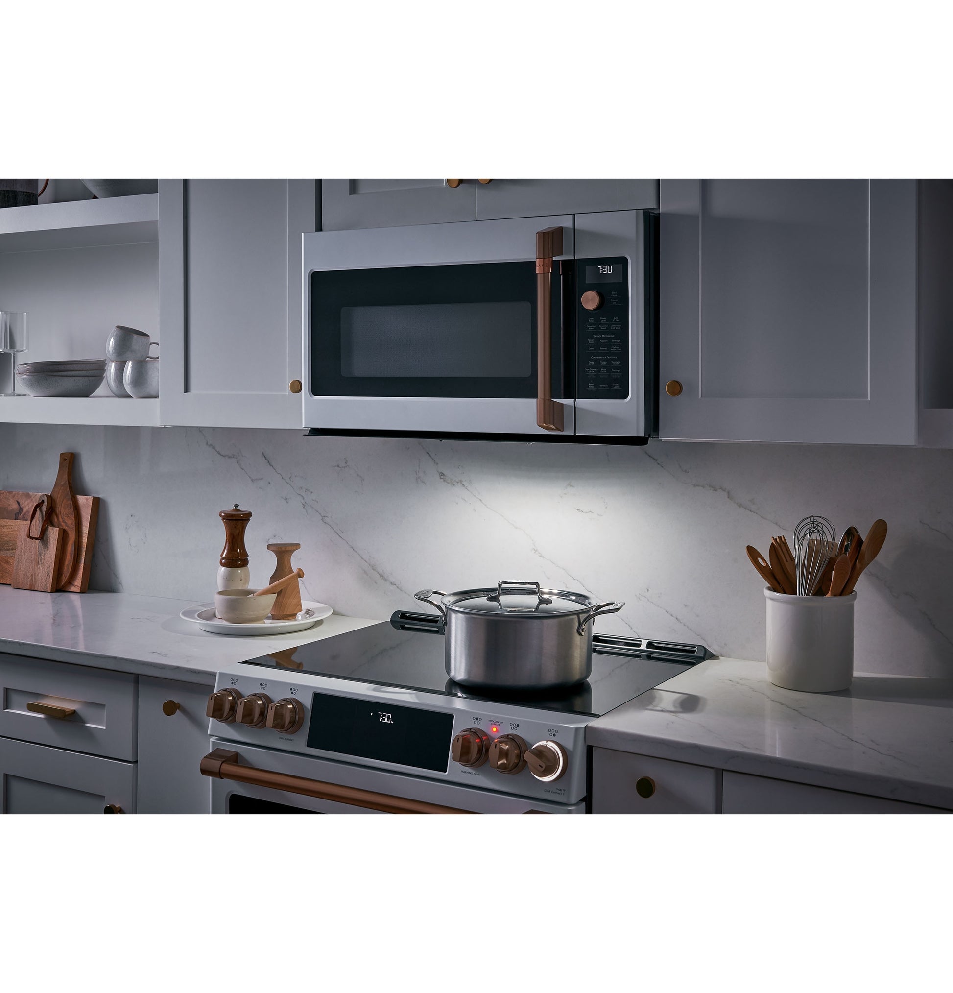 GE Cafe 30-in 4.3-cu ft / 2.7-cu ft Air Fry Convection Oven Slide-In Double Oven Dual Fuel Range ( Matte White with Brushed Bronze