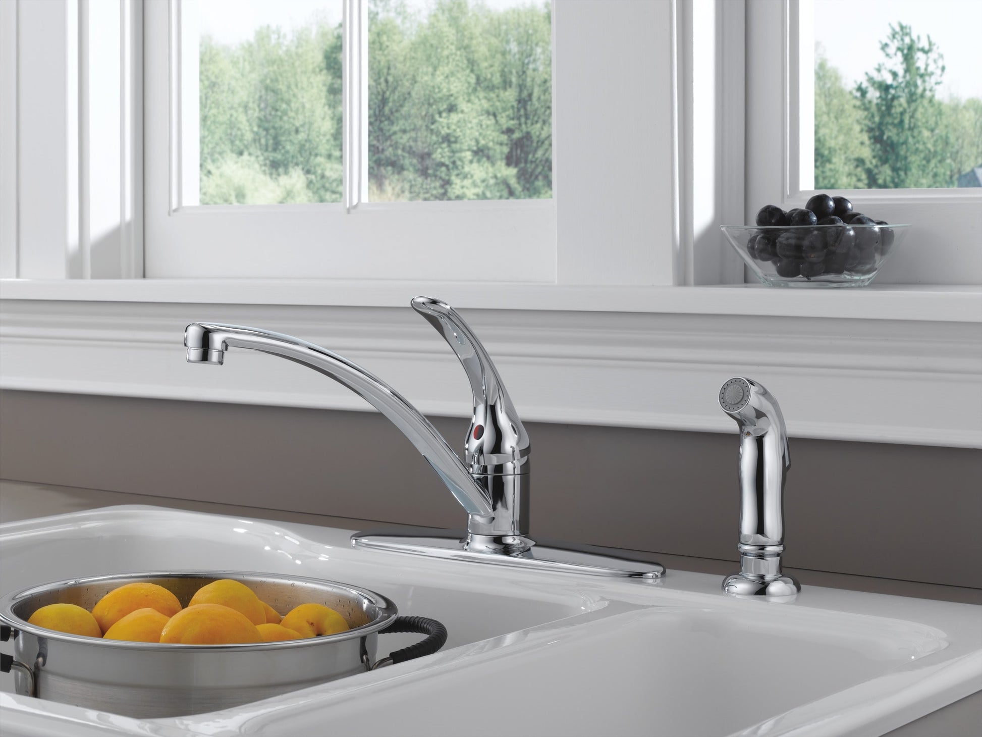 Delta Foundations Single Handle Kitchen Faucet with Spray in Chrome, B4410LF, MRSP: $146.3, FINAL PRICE: $ + TAX