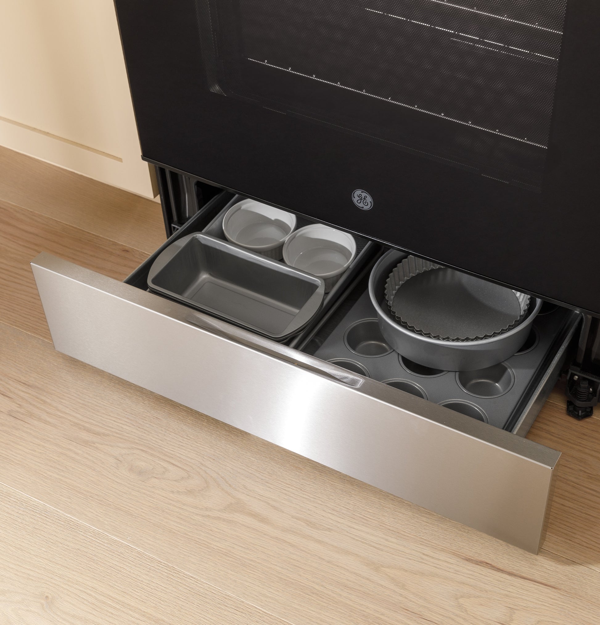 GE 30-in Glass Top 4 burners 5.3-cu ft Freestanding Electric Range ( Stainless Steel )