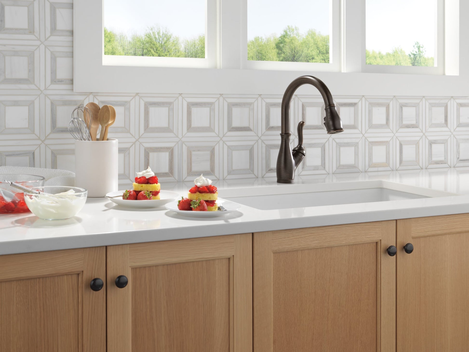 Delta Leland Touch2O Technology Kitchen Faucet with Touchless Technology in Venetian Bronze, 9178TL-RB-DST