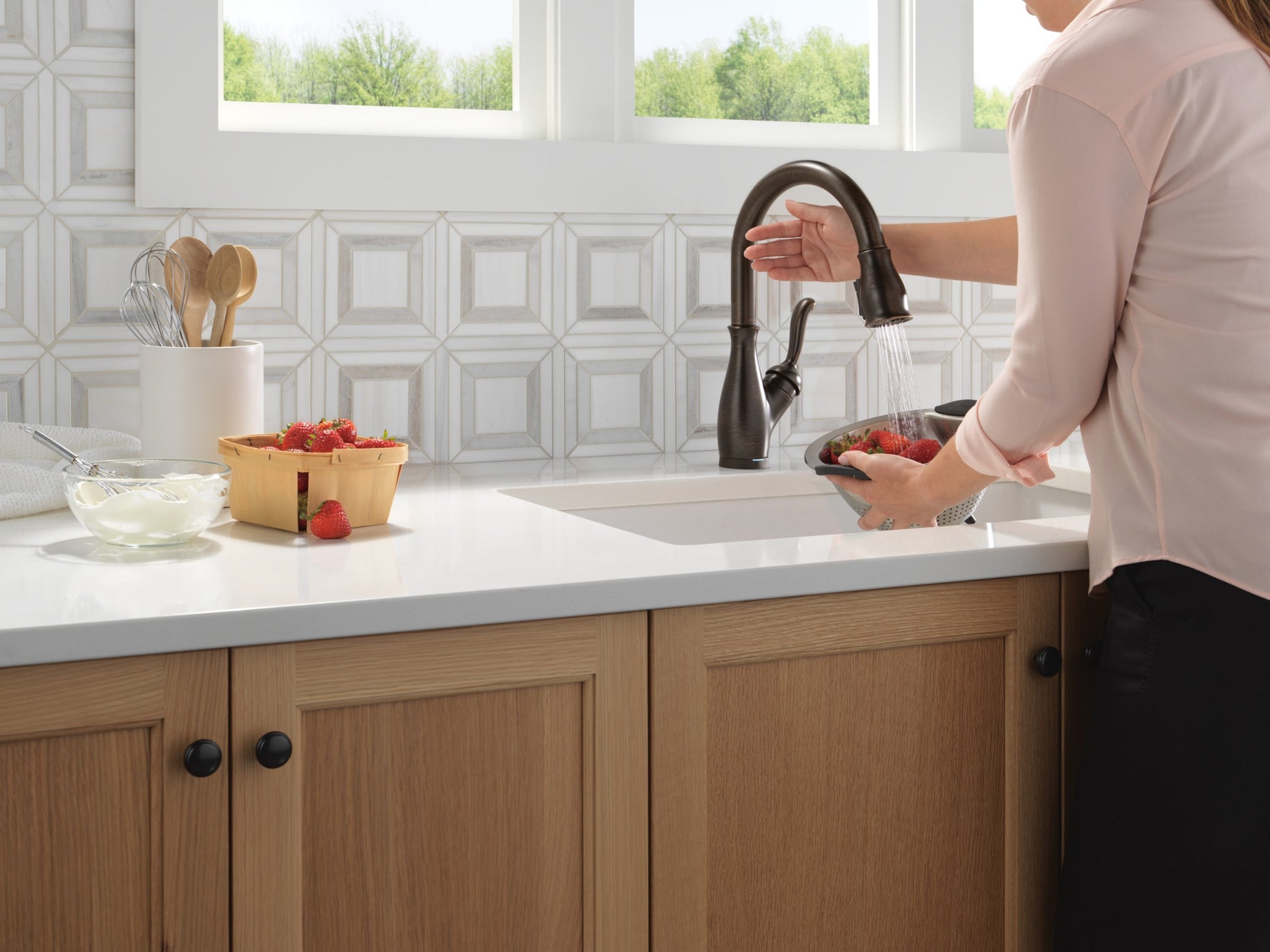 Delta Leland Touch2O Technology Kitchen Faucet with Touchless Technology in Venetian Bronze, 9178TL-RB-DST