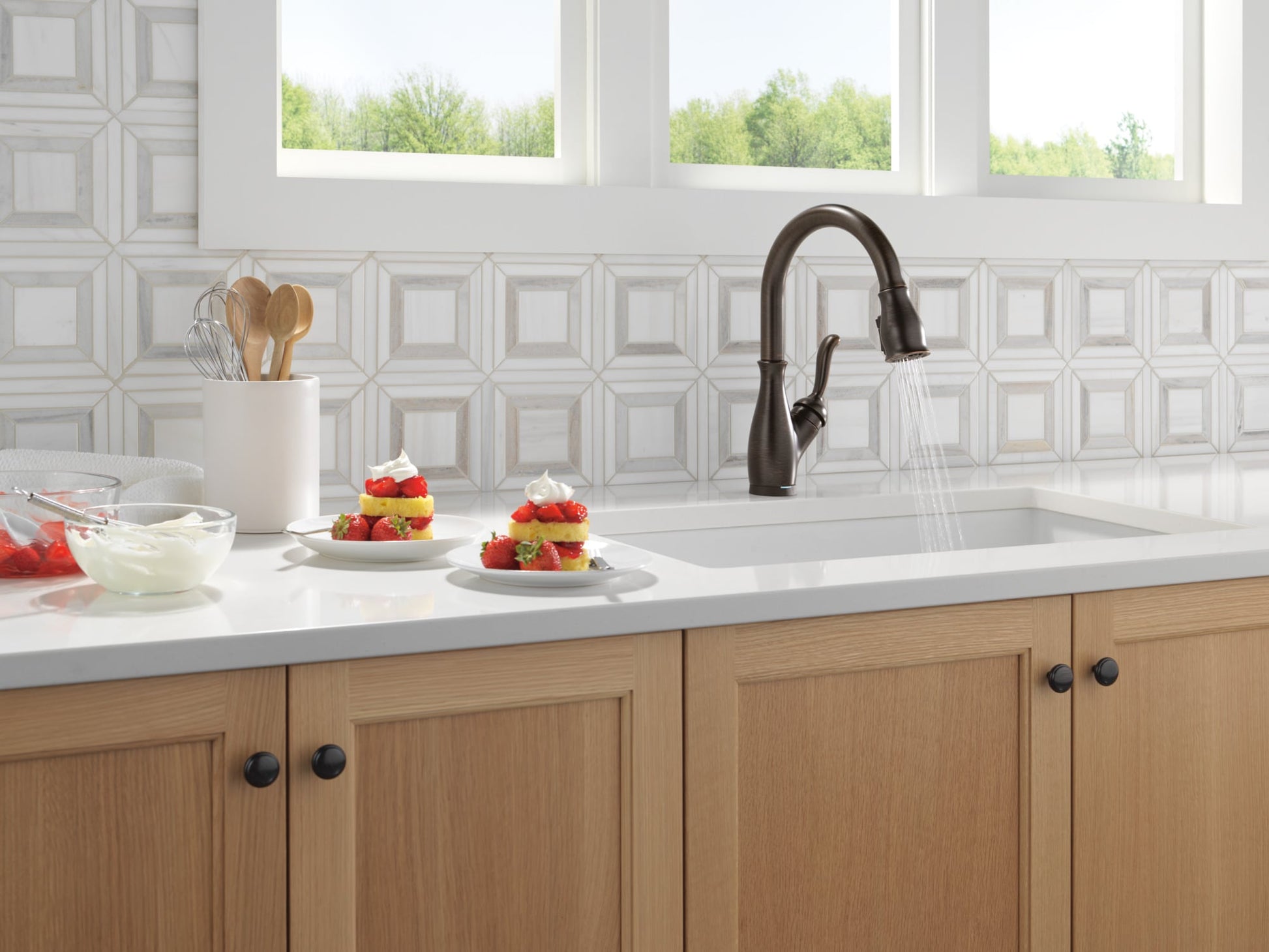 Delta Leland Touch2O Technology Kitchen Faucet with Touchless Technology in Venetian Bronze, 9178TL-RB-DST