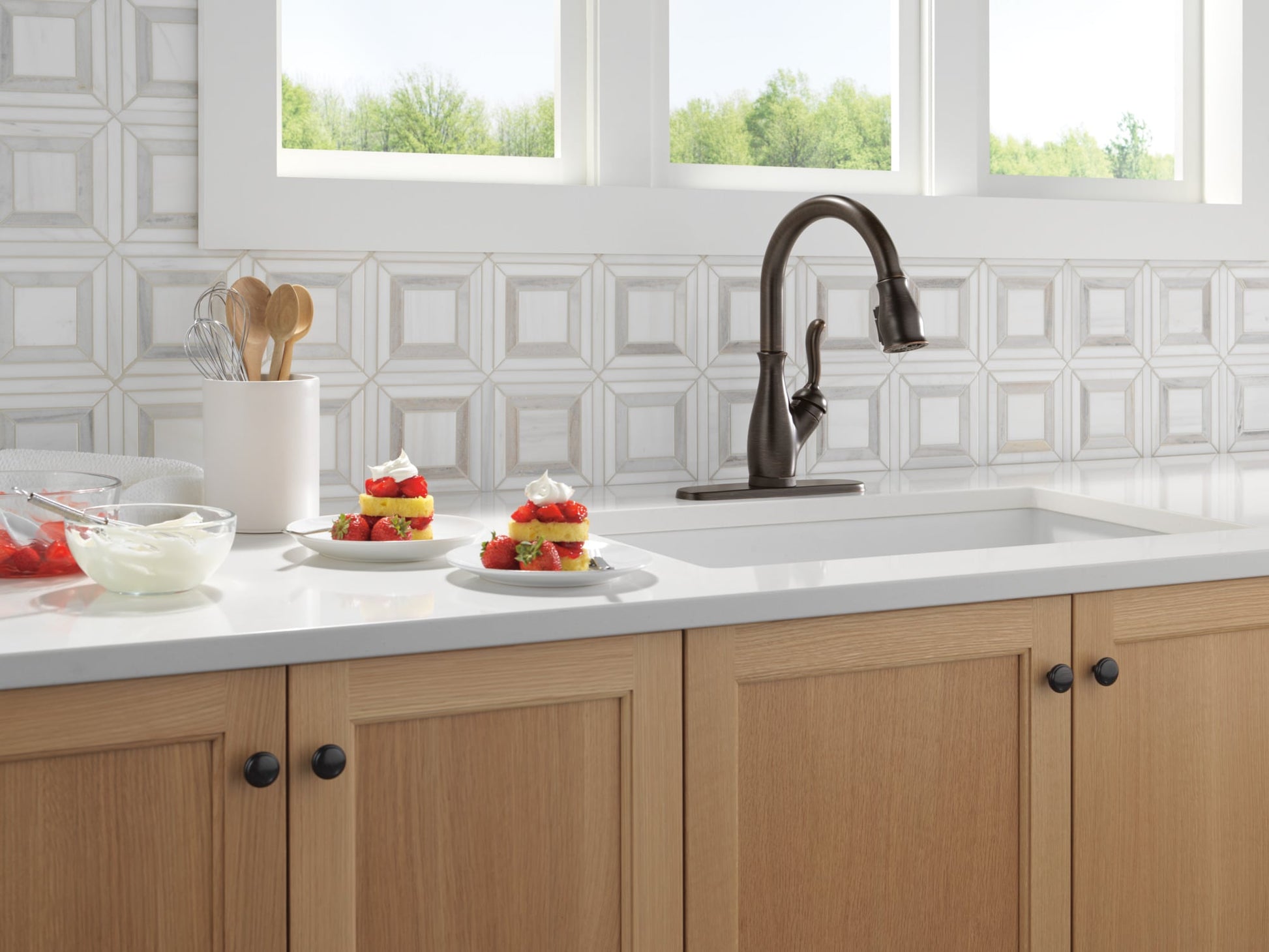 Delta Leland Touch2O Technology Kitchen Faucet with Touchless Technology in Venetian Bronze, 9178TL-RB-DST