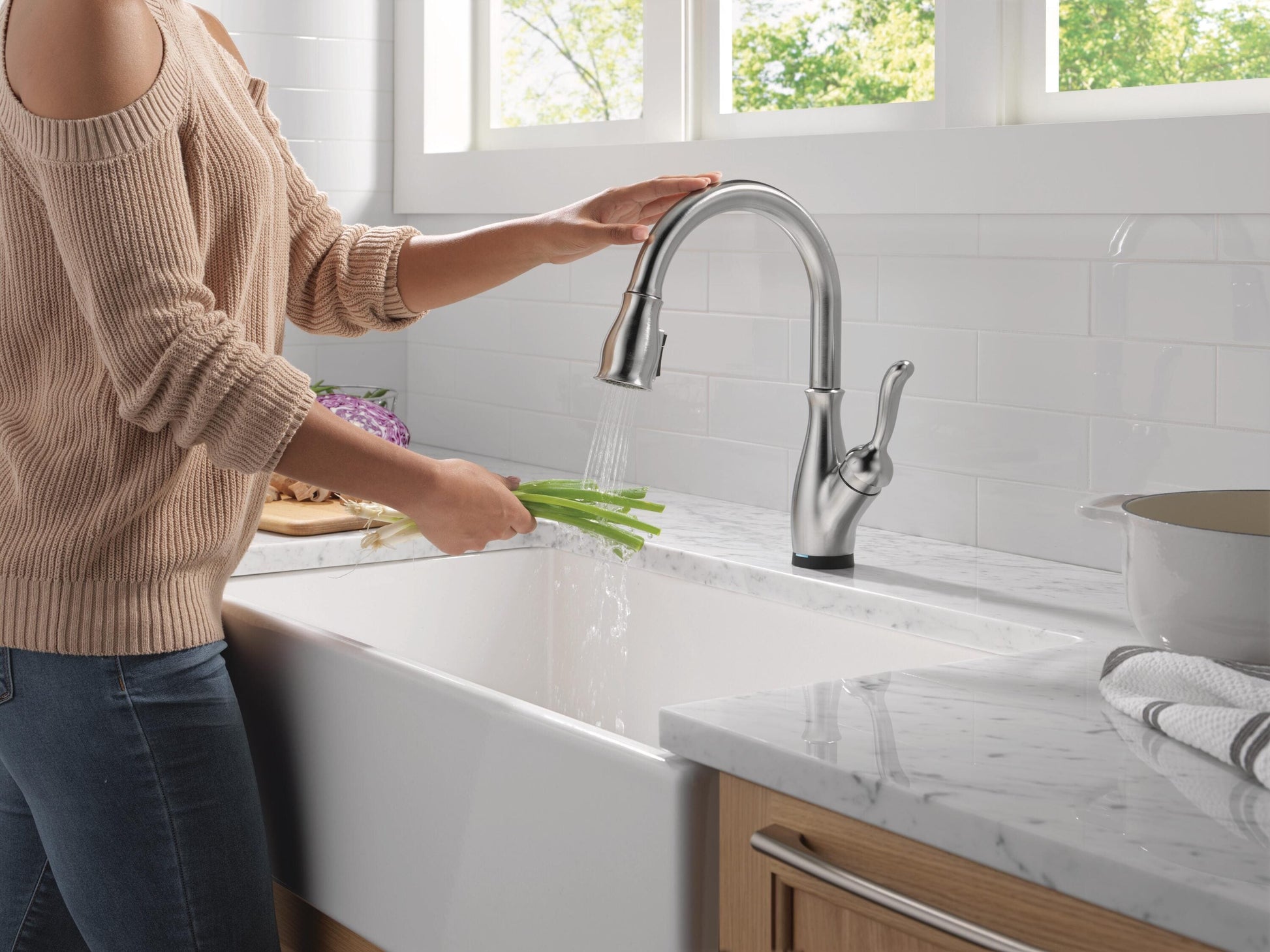 Delta Leland Touch2O Technology Kitchen Faucet with Touchless Technology in Arctic Stainless Steel