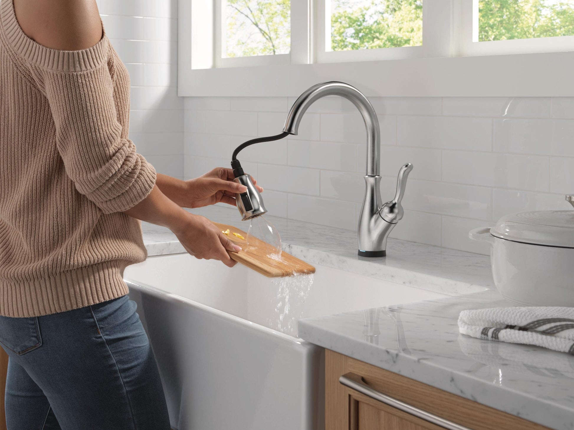 Delta Leland Touch2O Technology Kitchen Faucet with Touchless Technology in Arctic Stainless Steel
