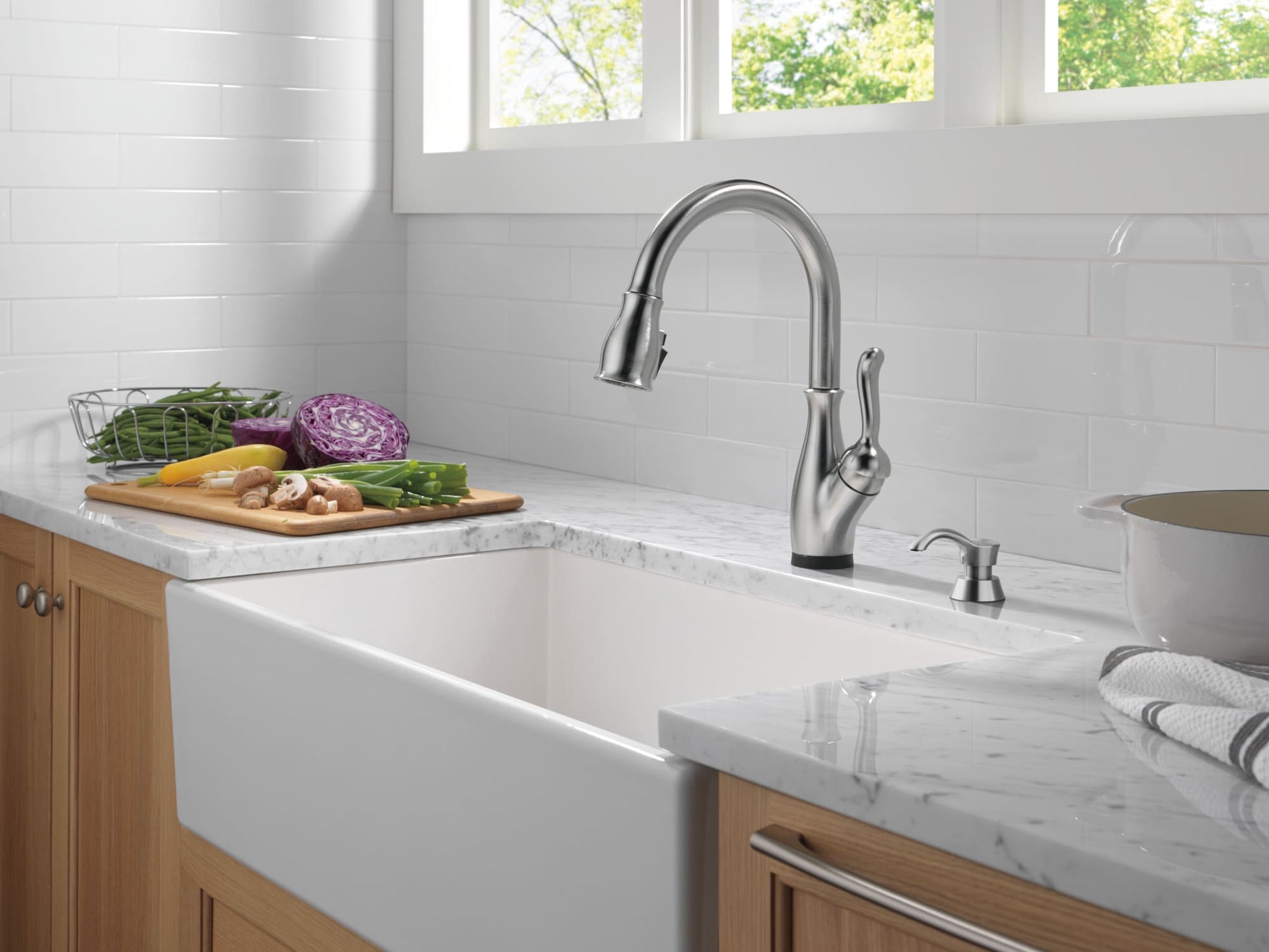 Delta Leland Touch2O Technology Kitchen Faucet with Touchless Technology in Arctic Stainless Steel