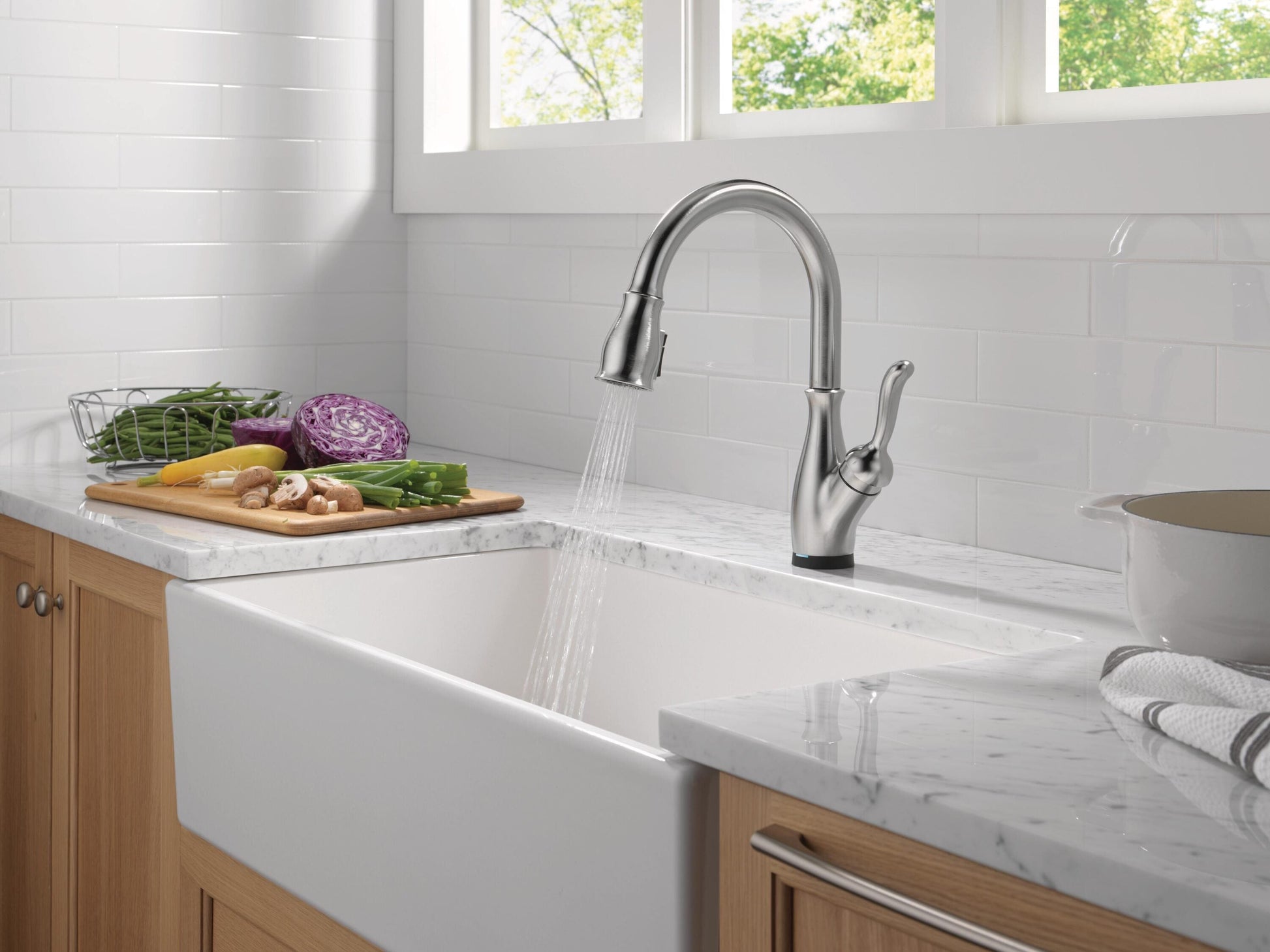 Delta Leland Touch2O Technology Kitchen Faucet with Touchless Technology in Arctic Stainless Steel