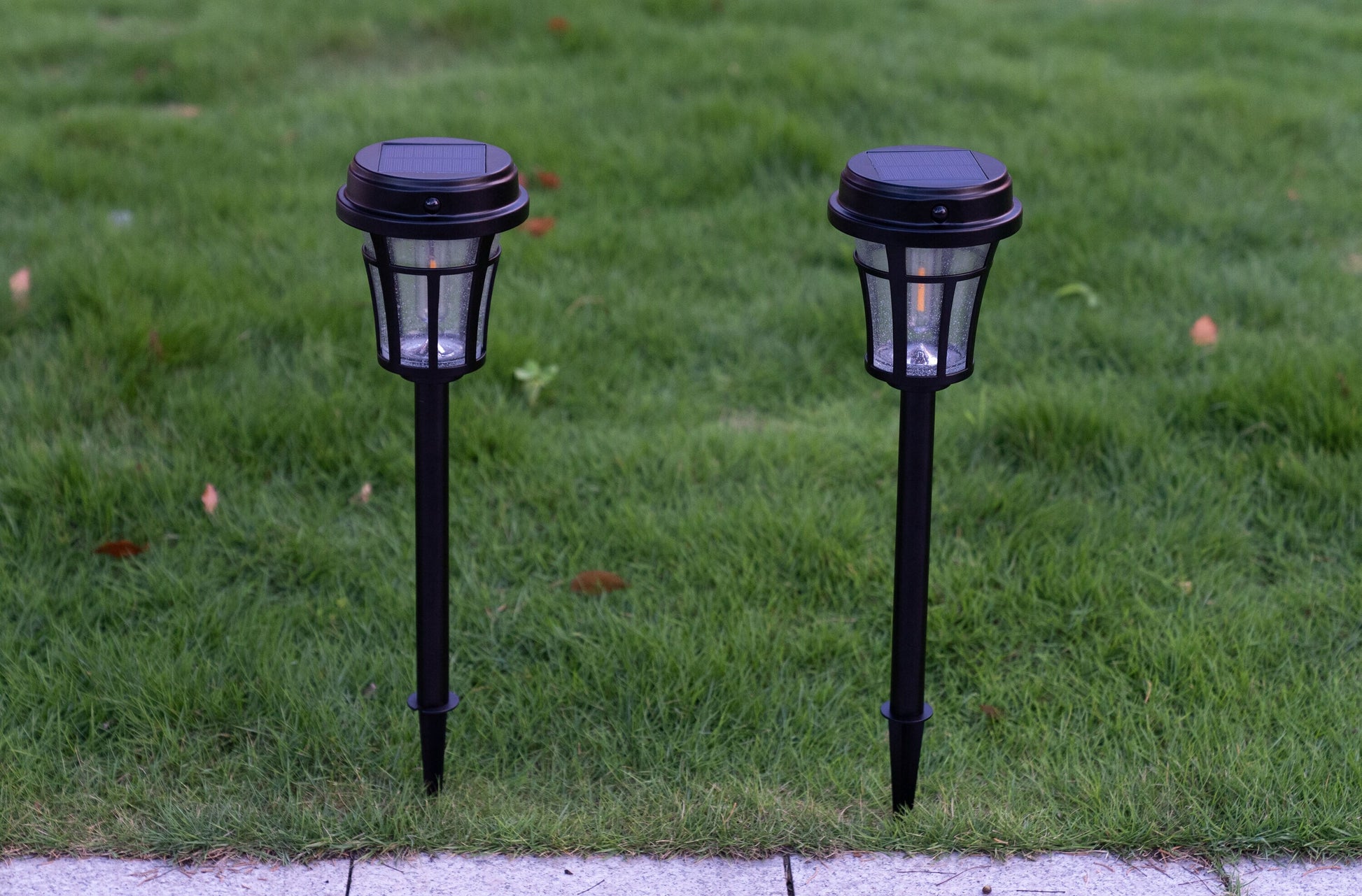 Harbor Breeze 2 -Pack Path lights 14 -Lumens Black Low voltage Solar LED Outdoor Path Light Kit ( 3250-K )