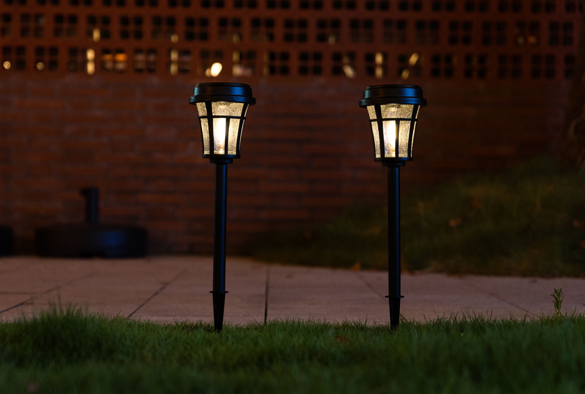 Harbor Breeze 2 -Pack Path lights 14 -Lumens Black Low voltage Solar LED Outdoor Path Light Kit ( 3250-K )