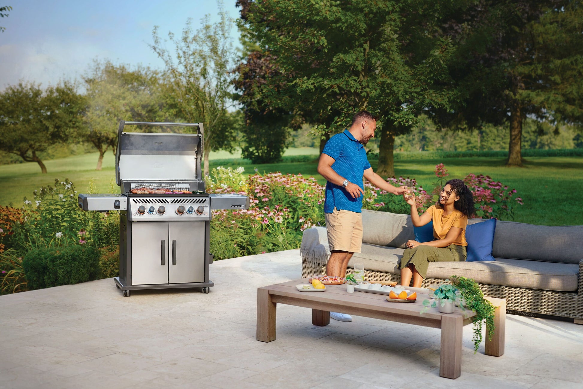 NAPOLEON Rogue PRO-S 525 Series Stainless Steel 4 -Burner Infrared Natural Gas Grill 1 -Side Burner