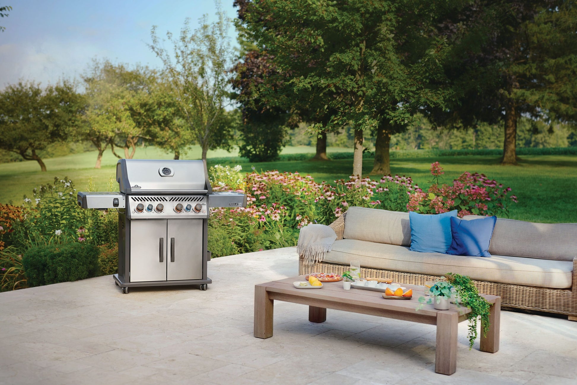 NAPOLEON Rogue PRO-S 525 Series Stainless Steel 4 -Burner Infrared Natural Gas Grill 1 -Side Burner