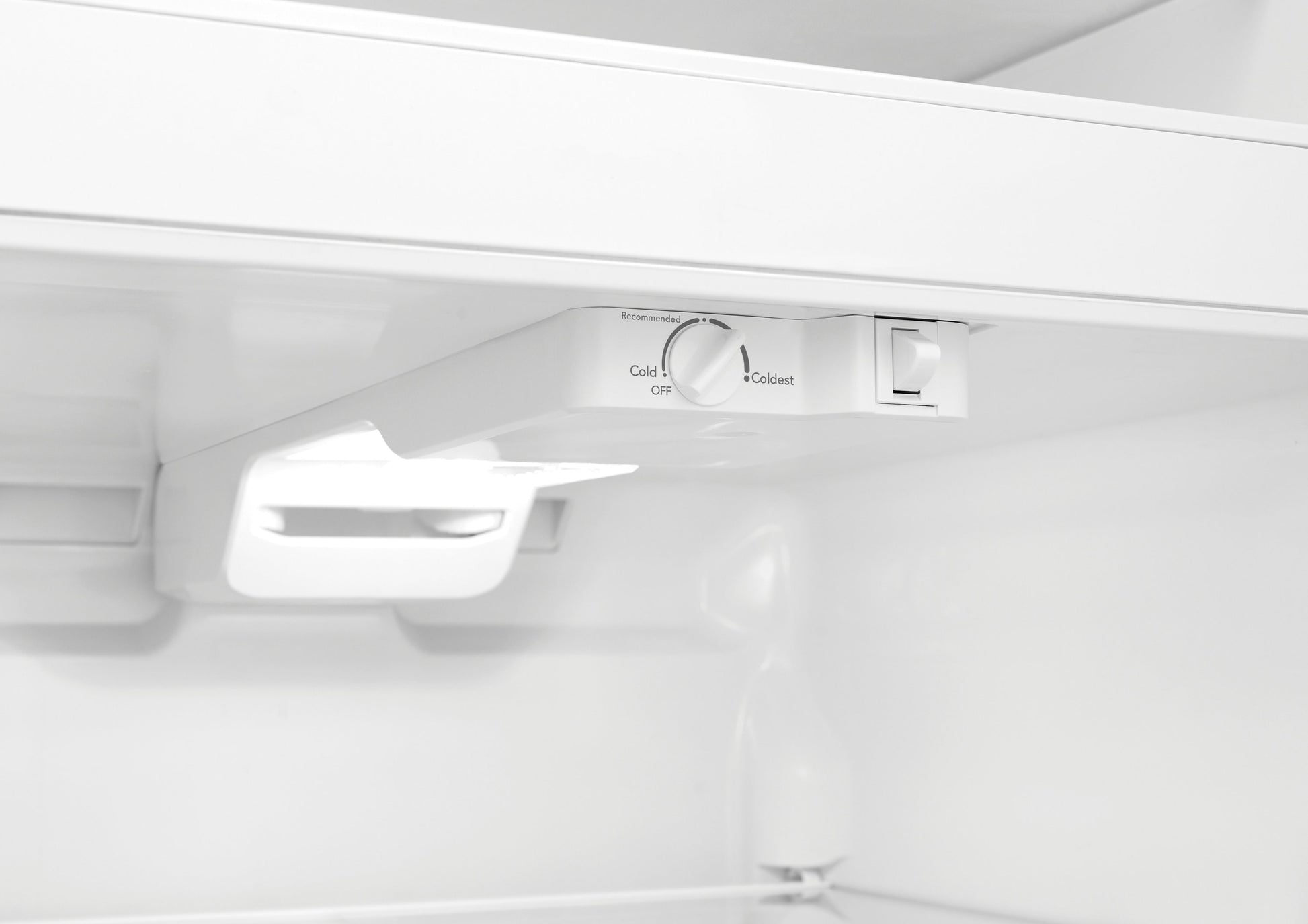 Frigidaire 18.3-cu ft Standard-Depth 30-in Wide Top-Freezer Refrigerator ( White ) Garage Ready