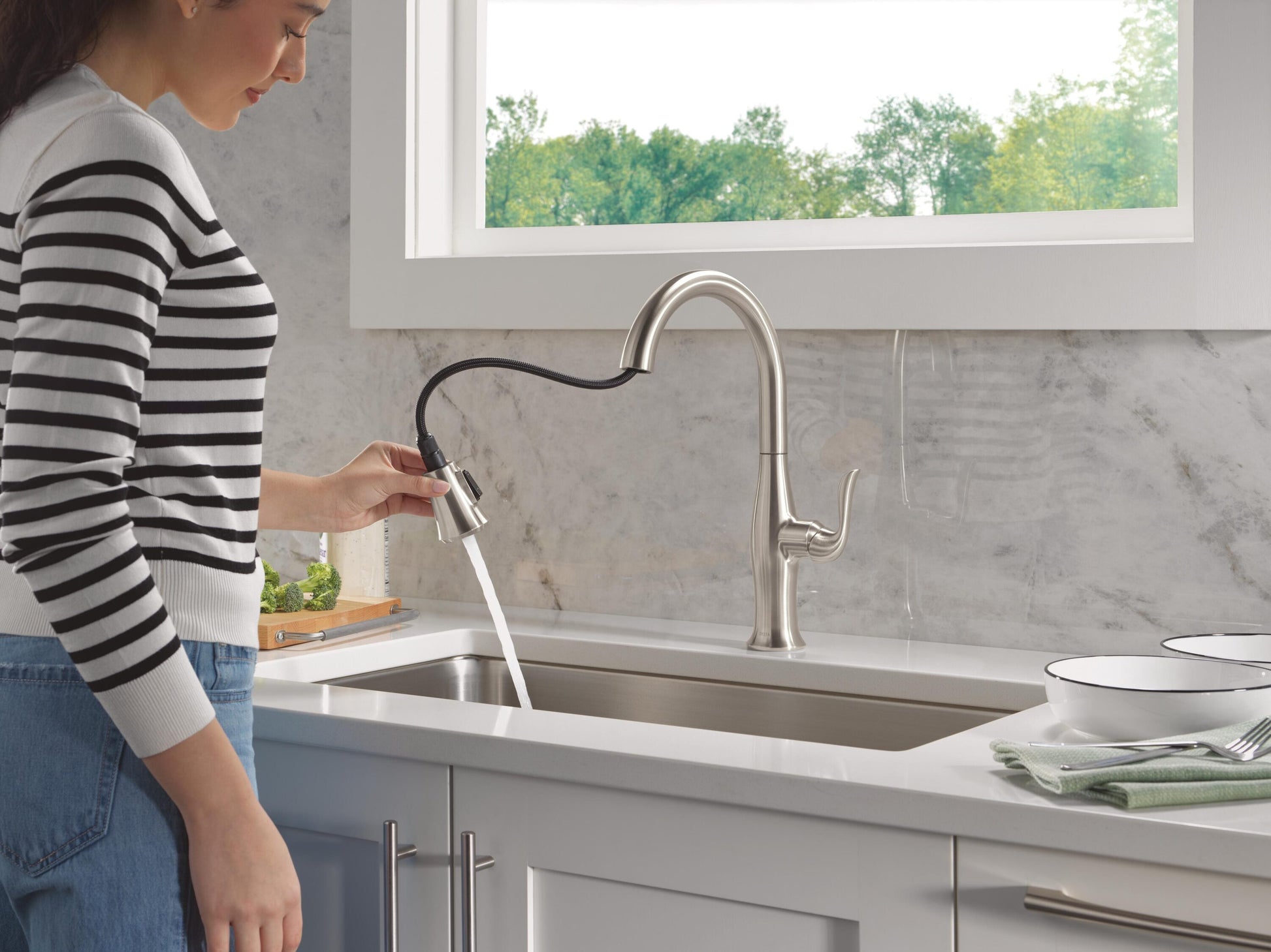 Delta Levette Stainless Steel Single Handle Deck-mount Pull-down Kitchen Faucet with Sprayer (Includes Deck Plate)