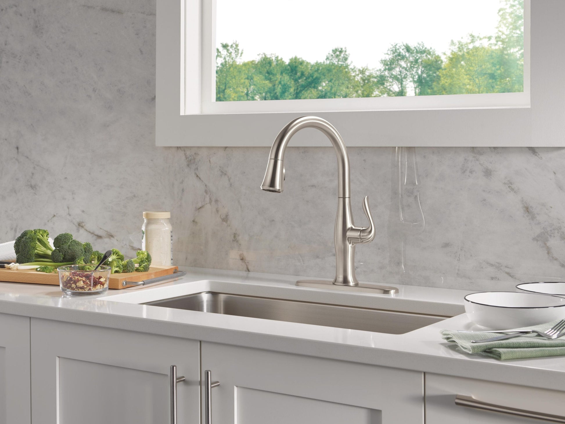 Delta Levette Stainless Steel Single Handle Deck-mount Pull-down Kitchen Faucet with Sprayer (Includes Deck Plate)