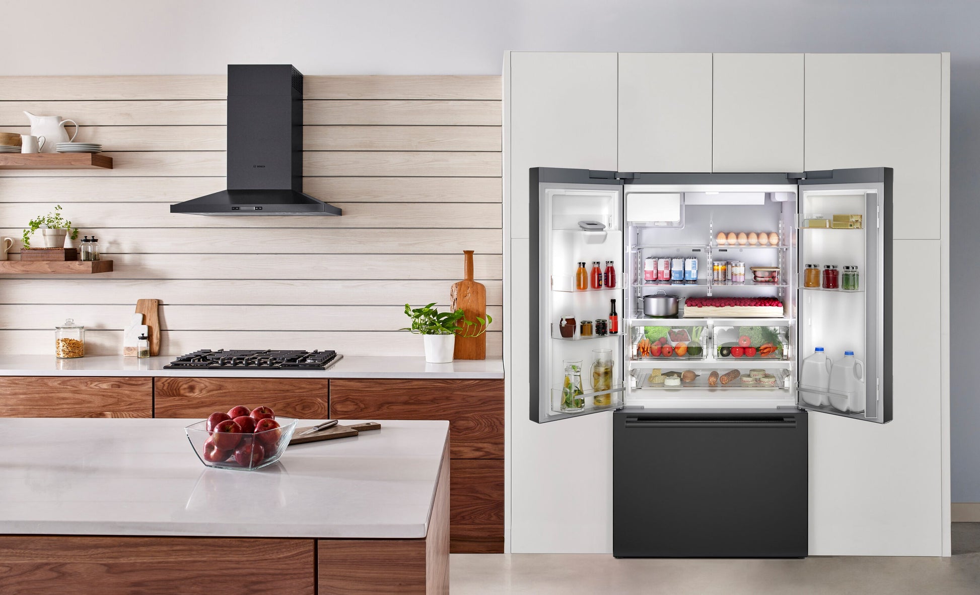 Bosch Standard-Depth 500 Series 26-cu ft 36-in Wide with Ice Maker ( Black Stainless Steel )