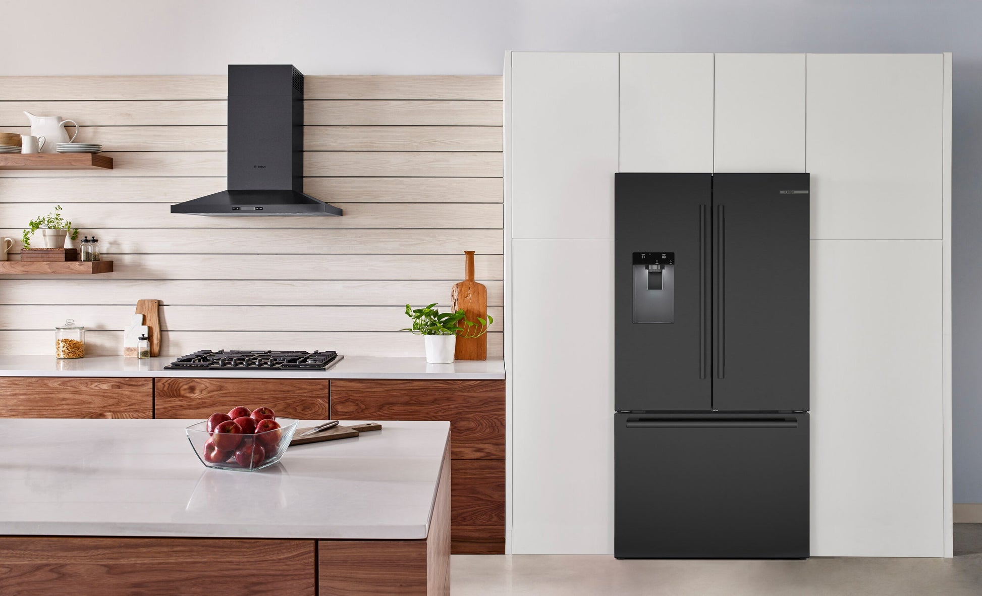 Bosch Standard-Depth 500 Series 26-cu ft 36-in Wide with Ice Maker ( Black Stainless Steel )